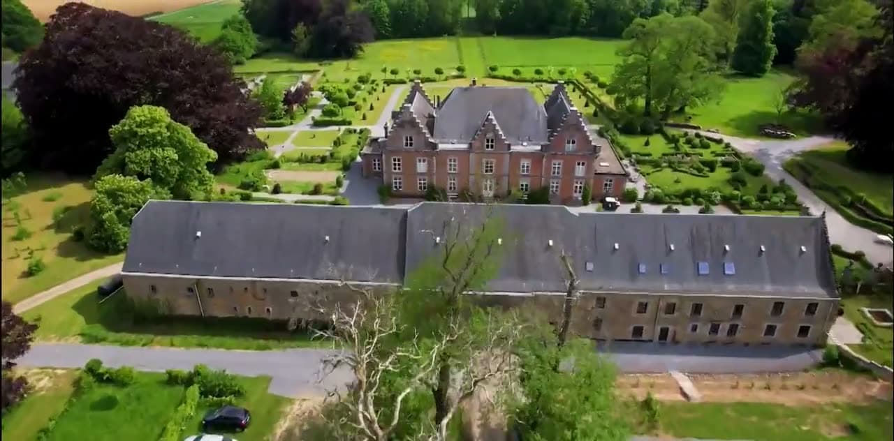 Le Domaine de Saint Jean vu du ciel : le château, le lodge et le jardin à la française